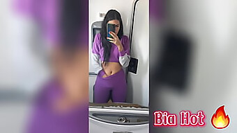 Bia Hot, Nadržená Brunetka, Si Užívá Na Záchodě Autobusu