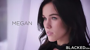 Le Abilità Orali Di Megan Rain In Bella Vista In Una Scena Interrazziale