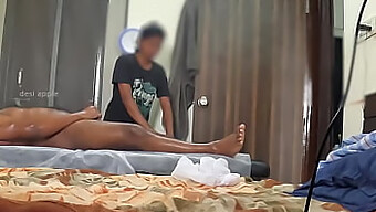 Küçük Siyah Bir Adamın Spa'Da Beklenmedik Sürprizi.