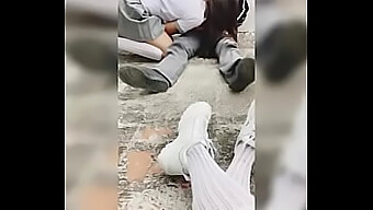 Três Estudantes Universitários Se Envolvem Em Um Ménage À Trois Com Uma Garota Pequena Filmando