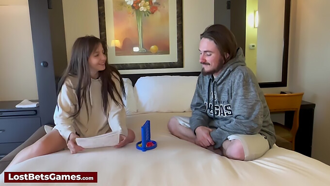 Un Juego Caliente De Connect 4 Con Una Pareja Traviesa Poniéndose Sucia Y Salvaje