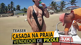 A Gostosa Bico Do Peito De Fio Dental Fica Safada Na Praia